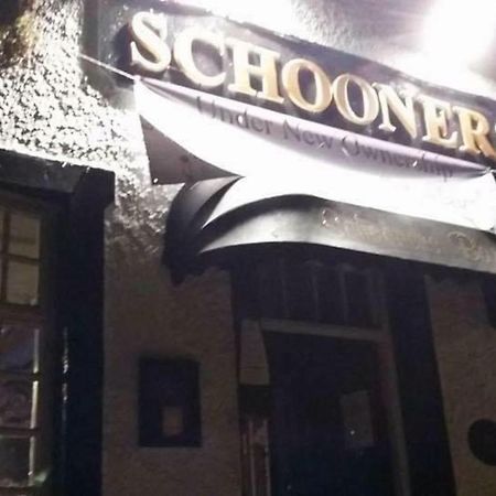 Stunning 2-Bed Apartment Above Schooners Bar Neath Luaran gambar