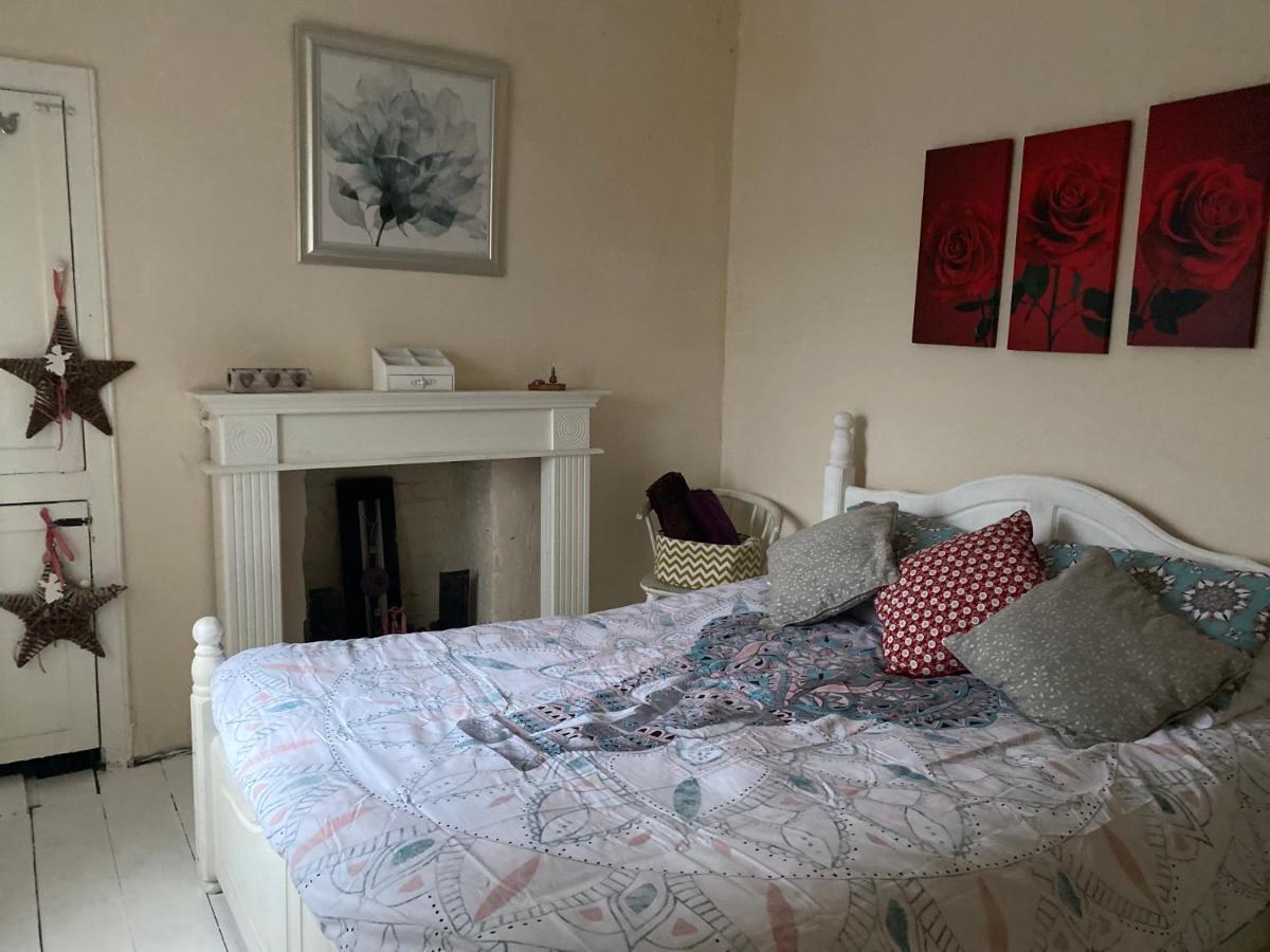 Stunning 2-Bed Apartment Above Schooners Bar Neath Luaran gambar