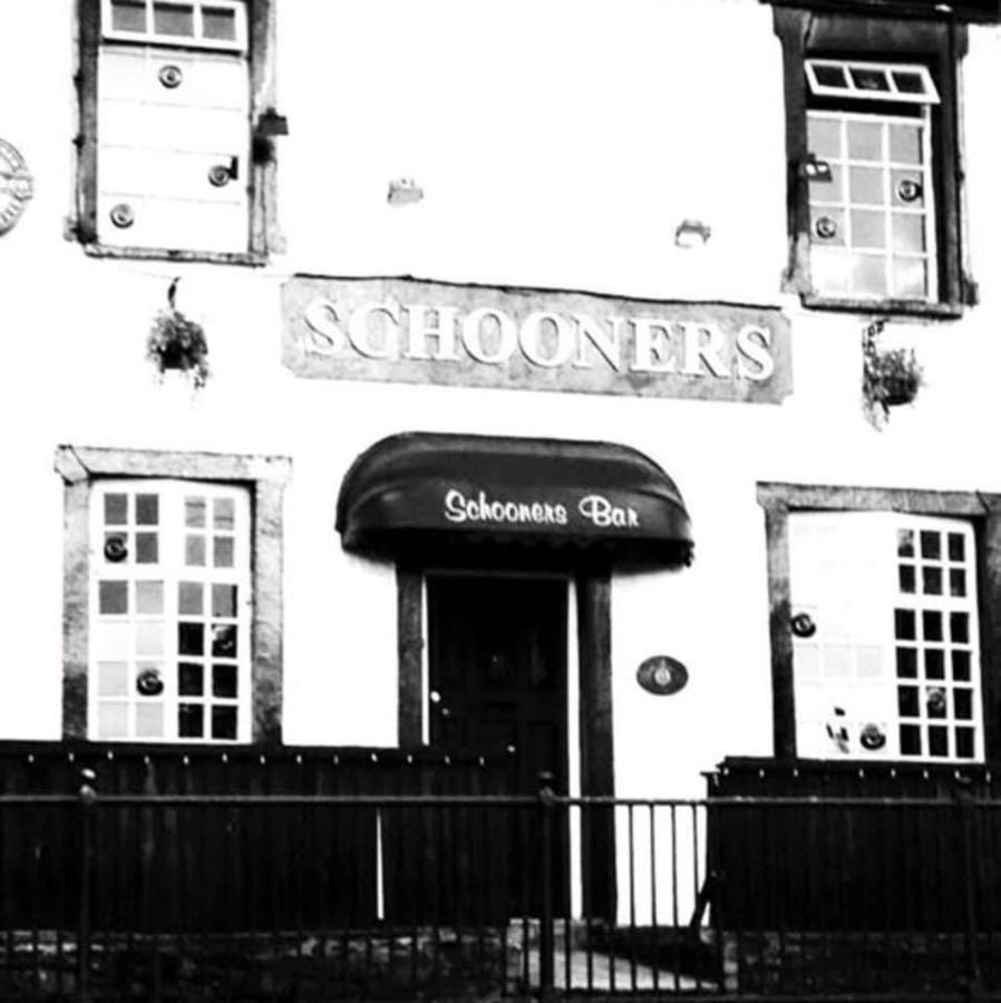 Stunning 2-Bed Apartment Above Schooners Bar Neath Luaran gambar