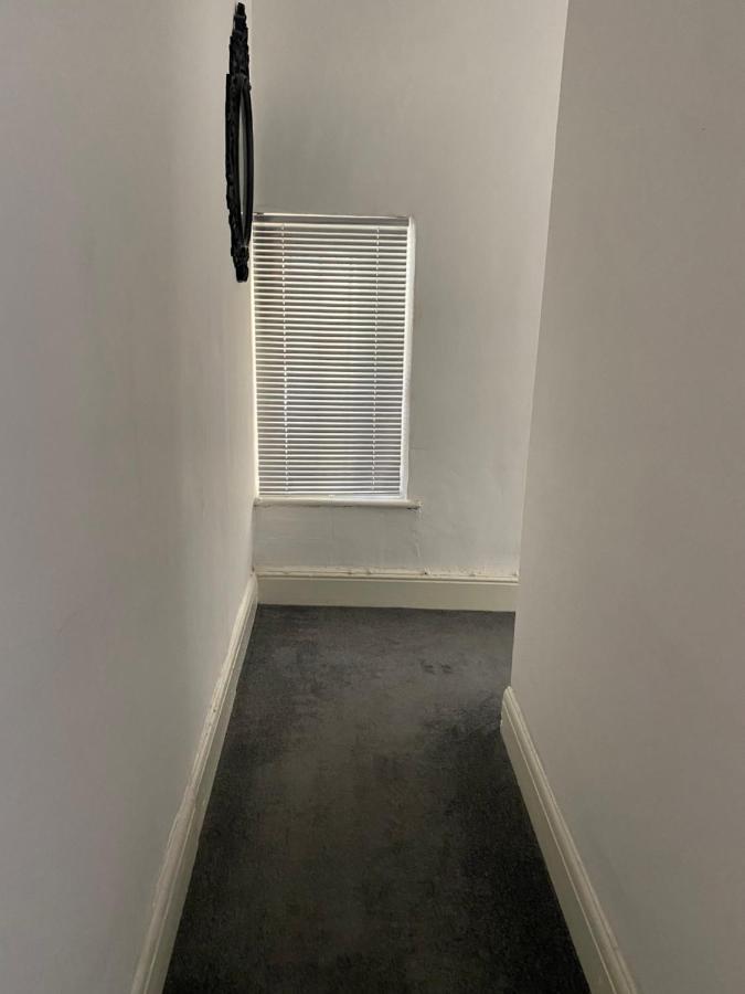 Stunning 2-Bed Apartment Above Schooners Bar Neath Luaran gambar
