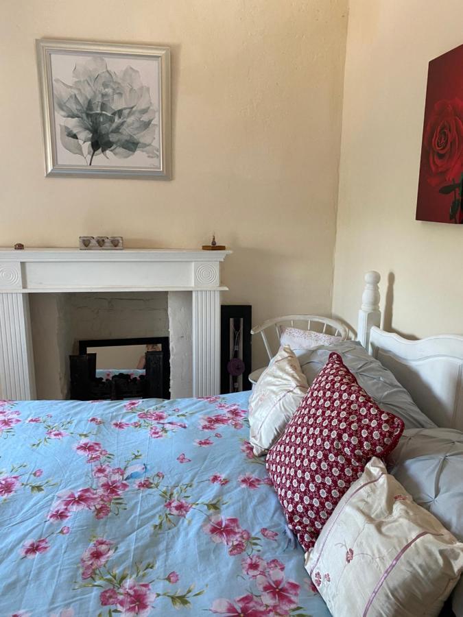 Stunning 2-Bed Apartment Above Schooners Bar Neath Luaran gambar