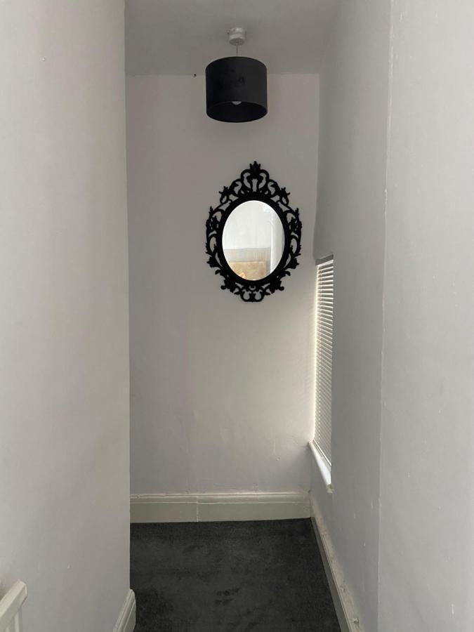 Stunning 2-Bed Apartment Above Schooners Bar Neath Luaran gambar