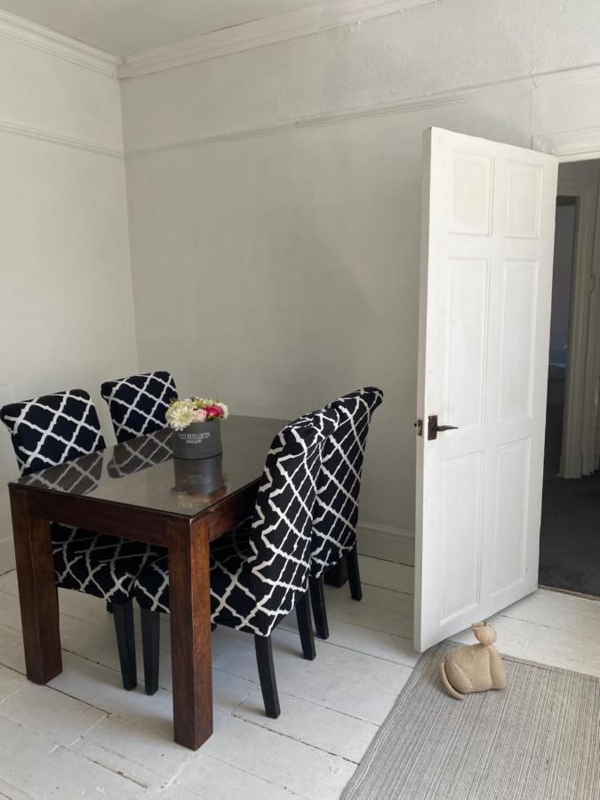 Stunning 2-Bed Apartment Above Schooners Bar Neath Luaran gambar
