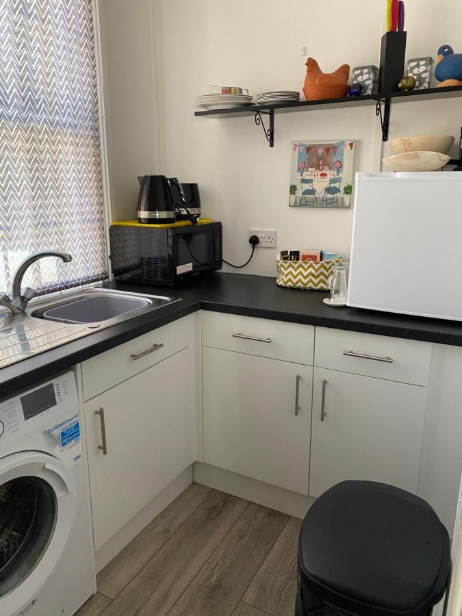 Stunning 2-Bed Apartment Above Schooners Bar Neath Luaran gambar