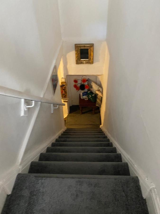 Stunning 2-Bed Apartment Above Schooners Bar Neath Luaran gambar