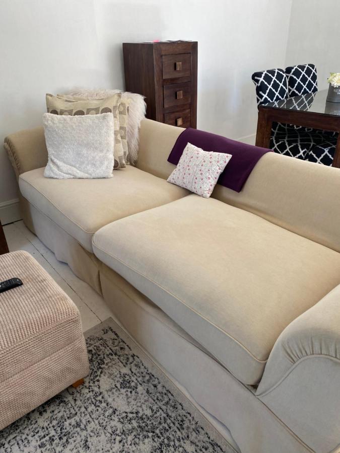 Stunning 2-Bed Apartment Above Schooners Bar Neath Luaran gambar
