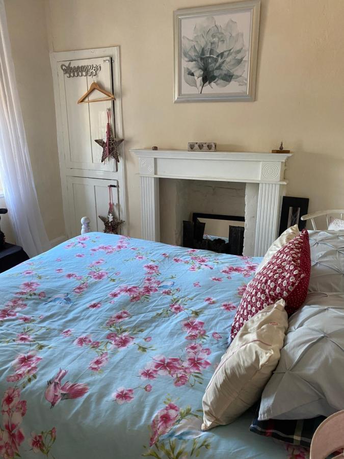 Stunning 2-Bed Apartment Above Schooners Bar Neath Luaran gambar