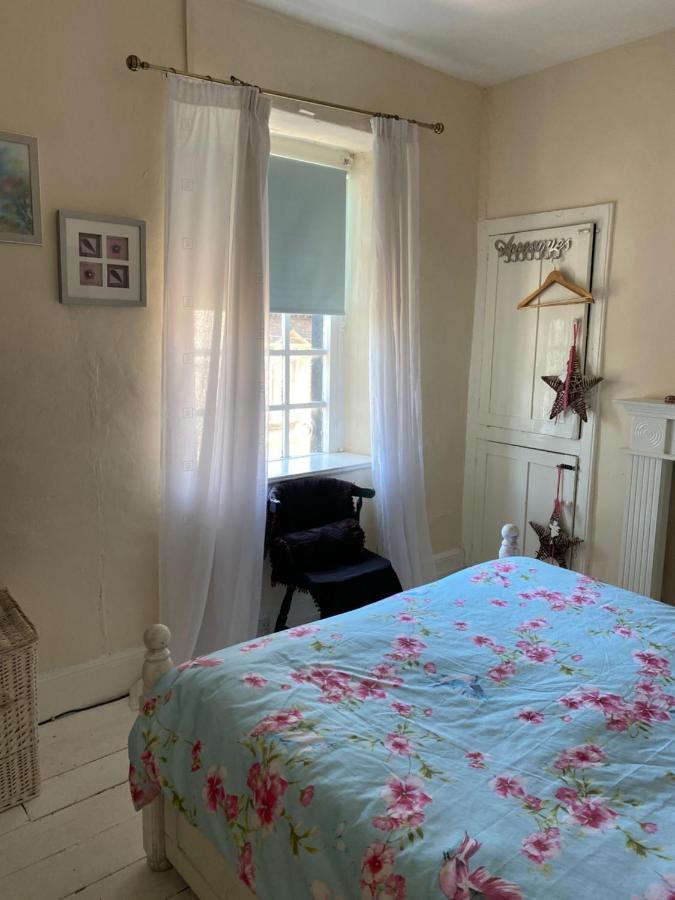Stunning 2-Bed Apartment Above Schooners Bar Neath Luaran gambar